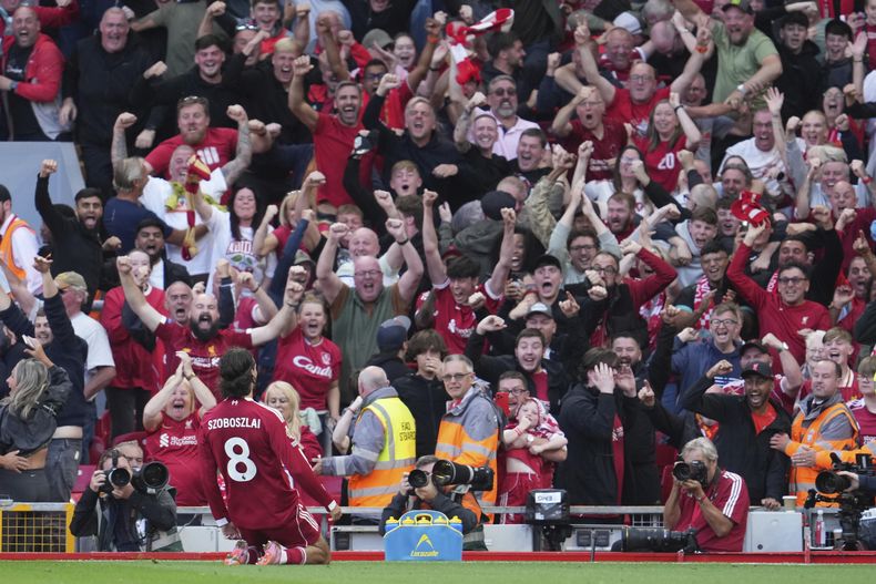El húngaro Dominik Szoboszlai, del Liverpool, celebra después de anotar el primer gol de su equipo durante el partido de fútbol de la Liga Premier inglesa entre el FC Liverpool y el FC Arsenal en Liverpool, Inglaterra, el domingo 31 de agosto de 2025. (AP Photo/Jon Super)
