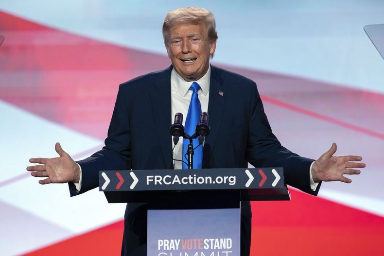 El expresidente Donald Trump habla durante un evento en Washington, el viernes 15 de septiembre de 2023. (AP Foto/Jose Luis Magana)