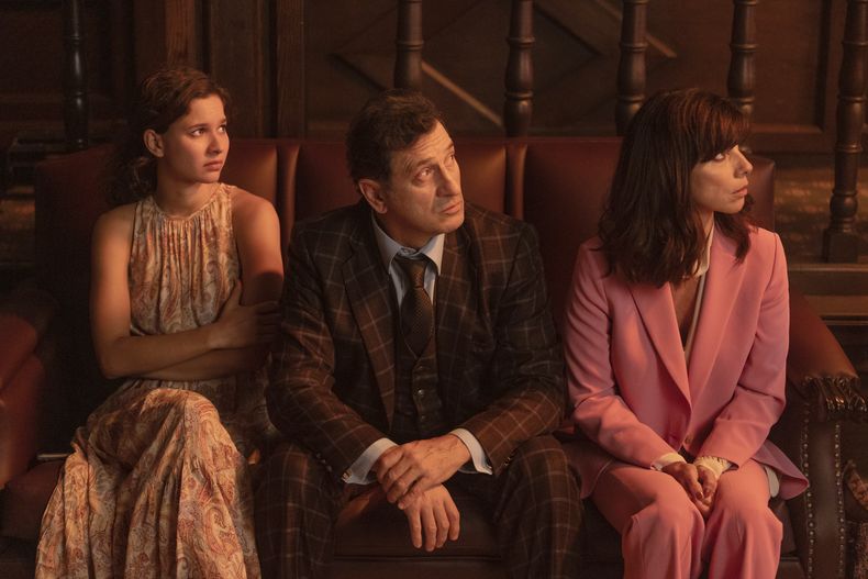 En esta imagen proporcionada por Paramount+, Carla Adell, Juan Carlos Remolina y Maribel Verdú en una escena de Uno para morir. (Paramount+ vía AP)