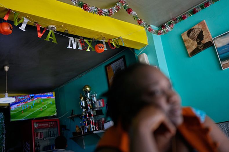 Vivianne Petit Frere en su restaurante de comida haitiana Lakou Lakay en Tijuana, México, el 17 de junio del 2026. (AP foto/Gregory Bull)