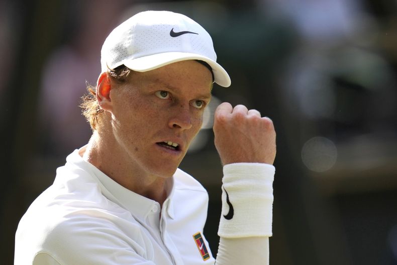 El italiano Jannik Sinner reaccona tras ganar un punto ante el español Carlos Alcaraz en la final de Wimbledon, el domingo 13 de julio de 2025 (AP Foto/Kin Cheung)