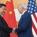 ARCHIVO - El presidente estadounidense Joe Biden, derecha, y su homólogo chino Xi Jinping se saludan antes de una reunión en el marco de la cumbre del G-20, el 14 de noviembre de 2022, en Bali, Indonesia. (AP Foto/Alex Brandon, archivo)