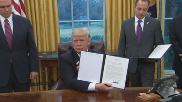 trump firma una orden ejecutiva para sacar a ee.uu. del acuerdo comercial tpp