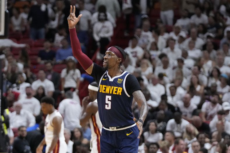 Kentavious Caldwell-Pope, de los Nuggets de Denver, celebra en el cuarto partido de las Finales de la NBA, ante el Heat de Miami el viernes 9 de junio de 2023 (AP Foto/Wilfredo Lee)