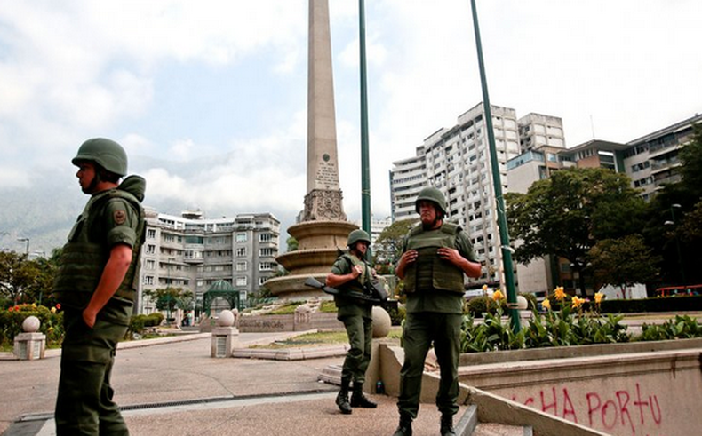 El presidente bolivariano desplegó tropas con armas largas en Chacao y anunció la "liberación" de la zona. "Es para amedrentar, para que la gente no salga a protestar", aseguran los antichavistas