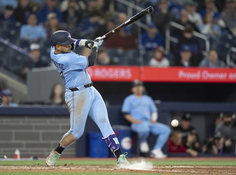 Bo Bichette, campocorto de los Azulejos de Toronto, conecta un sencillo de dos carreras en el juego ante los Nacionales de Washington, el martes 1 de abril de 2025 (Frank Gunn/The Canadian Press via AP)