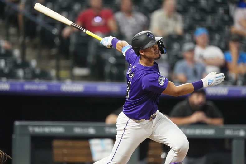 El venezolano Ezequiel Tovar, de los Rockies de Colorado, conecta un doble para producir dos carreras ante los Marlins de Miami, el miércoles 28 de agosto de 2024 (AP Foto/David Zalubowski)