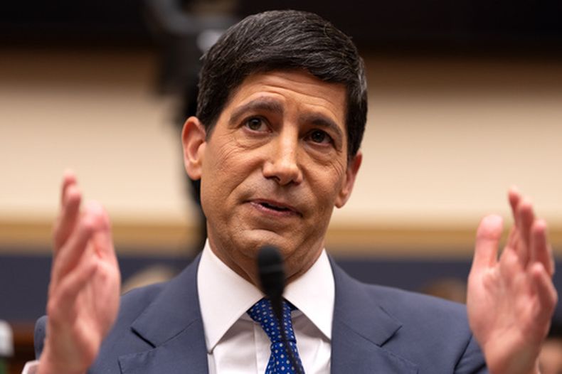 El presidente de la Reserva Federal de Estados Unidos, Kevin Warsh, comparece ante el Comité de Servicios Financieros de la Cámara de Representantes, en el Capitolio, el martes 14 de julio de 2026, en Washington. (AP Foto/Mark Schiefelbein)