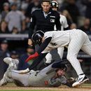 El pelotero George Lombard Jr., de los Yankees de Nueva York, evita ser tocado por el receptor de los Rays de Tampa Bay, Liam Hicks, para anotar una carrera durante la séptima entrada de un partido de béisbol, el 24 de septiembre de 2026, en Nueva York. (Foto AP/Adam Hunger)