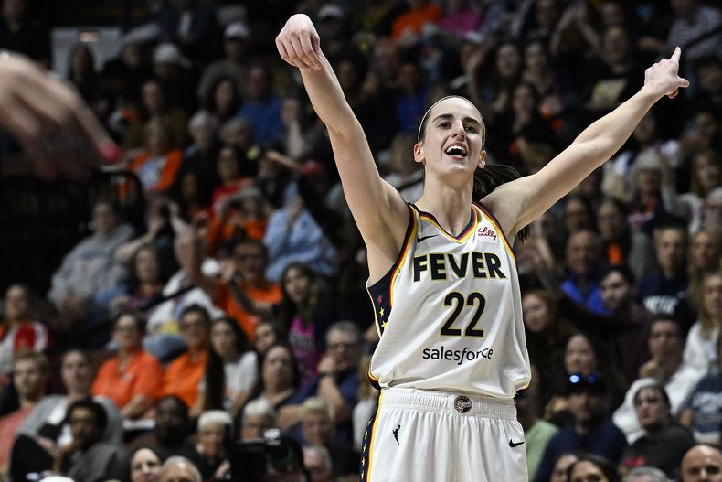 Caitlin Clark, base del Fever de Indiana, festeja tras atinar un triple ante el Sun de Connecticut, el martes 14 de mayo de 2024 (AP Foto/Jessica Hill)