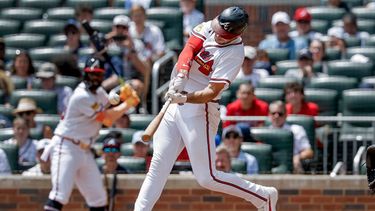 Matt Olson (de los Bravos de Atlanta) conecta un jonrón solitario contra los Nacionales de Washington durante la cuarta entrada de un partido de béisbol, el domingo 2 de agosto de 2026, en Atlanta. (Foto AP/Erik S. Lesser)