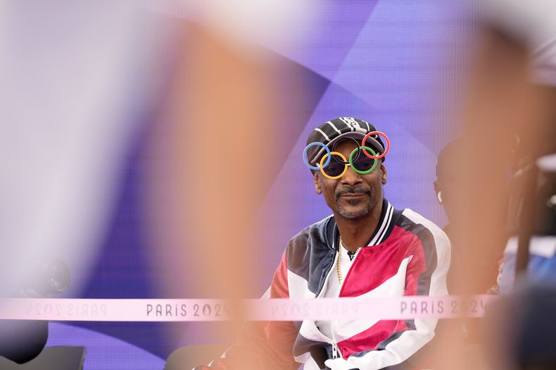 ARCHIVO - El artista estadounidense Snoop Dogg se sienta entre la audiencia antes de la competencia de breaking en el Parque Urbano La Concorde en los Juegos Olímpicos de Verano de 2024, el viernes 9 de agosto de 2024, en París, Francia. (Foto AP/Frank Franklin, archivo)