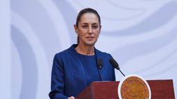 ARCHIVO - La presidenta mexicana Claudia Sheinbaum presenta una nueva estrategia de seguridad contra la violencia en el estado de Michoacán, en el Palacio Nacional, en la Ciudad de México, el 9 de noviembre de 2025. (AP Foto/Claudia Rosel, Archivo)