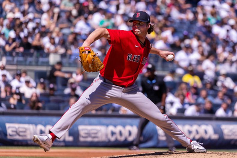 El lanzador de los Medias Rojas de Boston, Jake Bennett (64), realiza un lanzamiento en la tercera entrada durante el primer partido de una doble cartelera contra los Yankees de Nueva York, el sábado 29 de agosto de 2026, en Nueva York. (Foto AP/Corey Sipkin)
