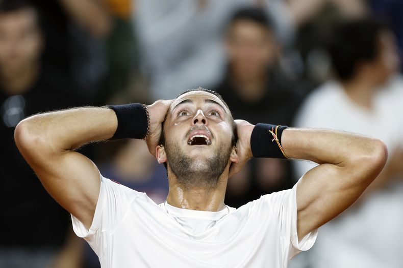 Tomás Etcheverry celebra su victoria ante Yoshihito Nishioka en los octavos de final del Abierto de Francia, el lunes 5 de junio de 2023. (AP Foto/Jean-Francois Badias)