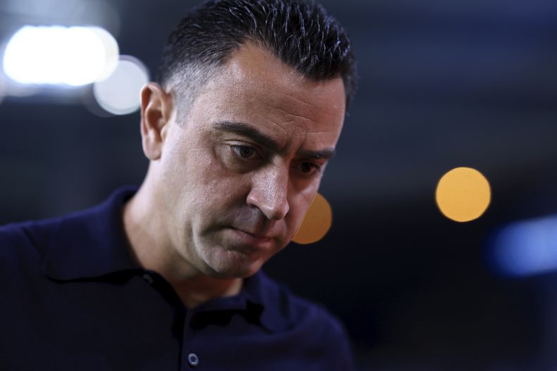 Xavi Hernández, técnico del Barcelona, camina a un costado del campo durante un partido de fútbol de la Liga de Campeones del Grupo H, entre FC Porto y Barcelona en el estadio Dragao, en Porto, Portugal, el miércoles 4 de octubre de 2023. (AP Foto/Luis Vieira)
