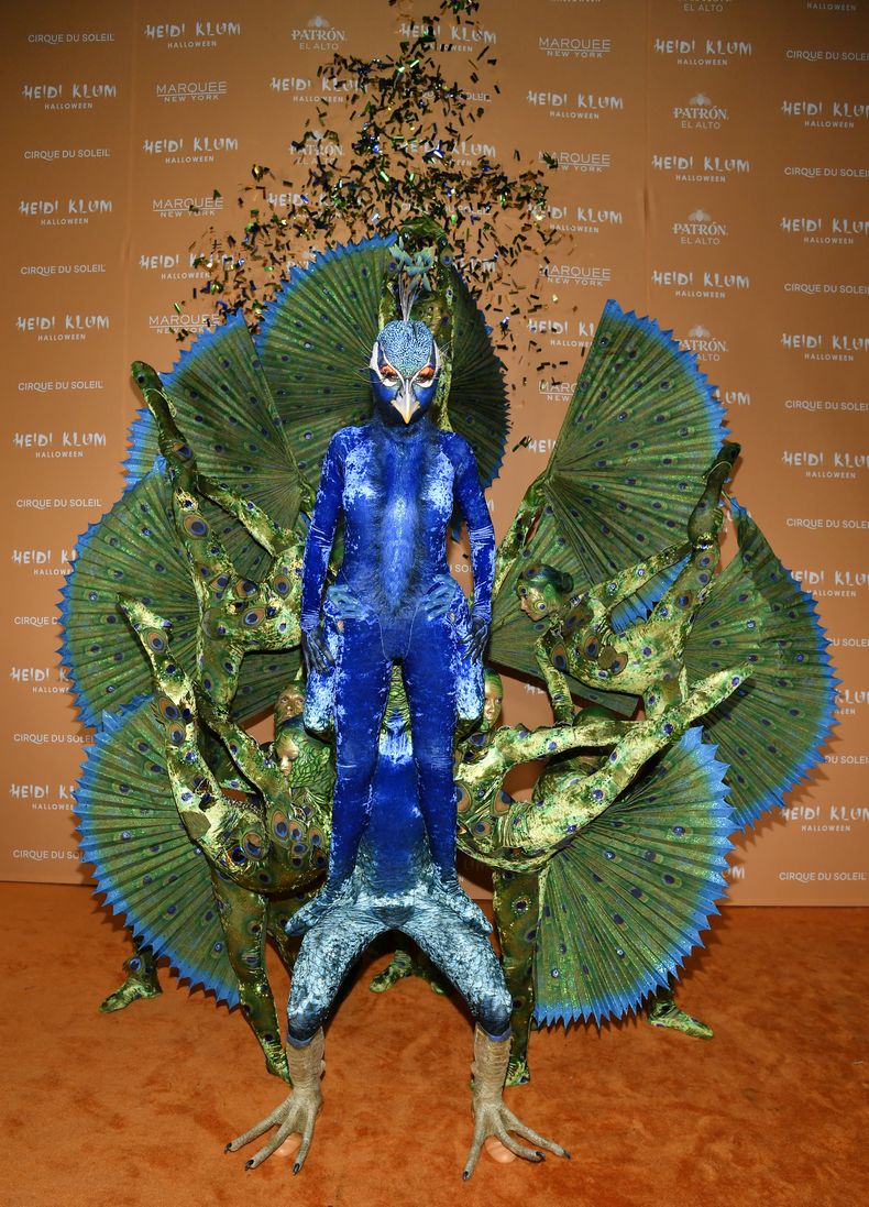 Heidi Klum, en el centro, vestida de azul, llega a su 22da fiesta de Halloween en Marquee, el martes 31 de octubre de 2023 en Nueva York. (Foto by Evan Agostini/Invision/AP)