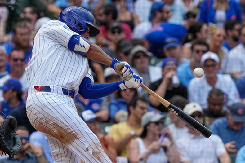 Pedro Ramírez, de los Cachorros de Chicago, pega un doble productor de una carrera durante la tercera entrada del juego de béisbol de Grandes Ligas contra los Mellizos de Minnesota, el sábado 18 de julio de 2026. (AP Foto/Nam Y. Huh)