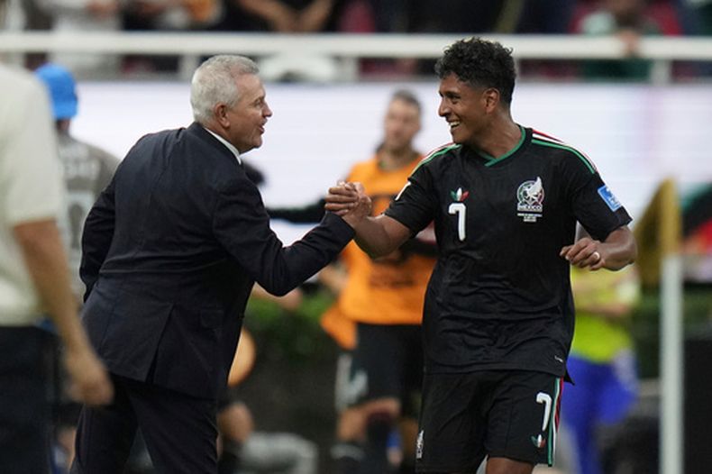 El jugador Luis Romo (7) celebra con el entrenador de México Javier Aguirre en un partido ante Corea del Sur en Zapopan, cerca de Guadalajara, México, el jueves 18 de junio de 2026. (AP Foto/Eduardo Verdugo)