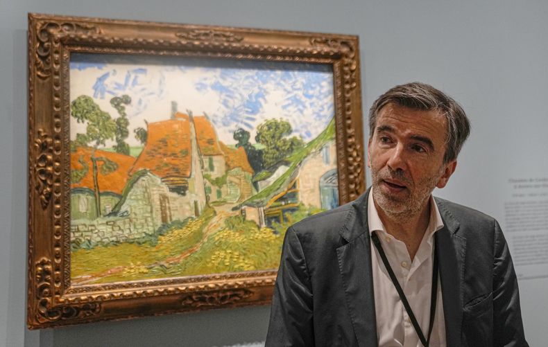 Emmanuel Coquery, curador de la exposición Van Gogh en Auvers-sur-Oise: Los últimos meses, habla con medios de comunicación junto al óleo sobre lienzo de Vincent van Gogh Calle en Auvers-sur-Oise (1890), en París, el viernes. 29 de septiembre de 2023. La exposición se abre al público del 3 de octubre de 2023 al 4 de febrero de 2024, se centra en los dos meses previos a su muerte a los 37 años el 29 de julio de 1890. (Foto AP/Michel Euler)