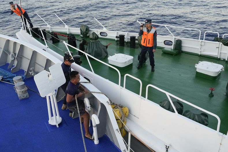 ARCHIVO - Guardacostas filipinos del BRP Sindangan bajan sus defensas de goma al colisionar con un barco de guardacostas chino, a la derecha, que bloqueó su rumbo cuando intentaba llegar al banco de arena Second Thomas, conocido localmente como banco Ayungin, en el disputado Mar de China Meridional, el martes 5 de marzo de 2024. (AP Foto/Aaron Favila, Archivo)