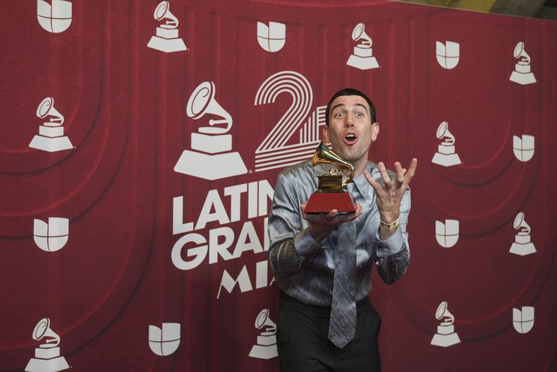 Conociendo Rusia posa tras ganar el premio a la mejor canción pop/rock en la 25a ceremonia anual del Latin Grammy el jueves 14 de noviembre de 2024, en Miami. (Foto AP/Rebecca Blackwell)