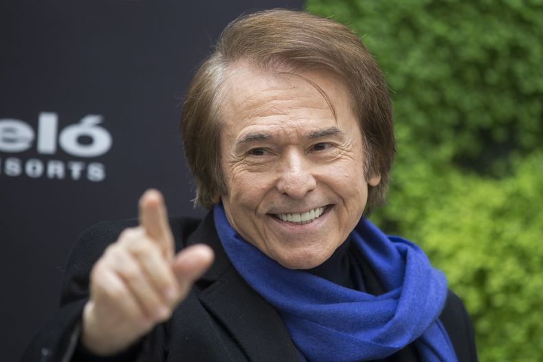 ARCHIVO - El cantante y actor español Raphael posa durante una sesión fotográfica en Madrid, España el 16 de abril de 2019. (Foto AP/Paul White)