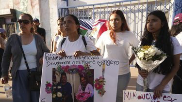 Familiares exigen el retorno de la inmigrante Emma de Paz, quien fue detenida por agentes del Servicio de Inmigración y Control de Aduanas afuera de una tienda de Home Depot el 19 de junio, durante un evento contra las redadas migratorias del gobierno de Estados Unidos, en Los Ángeles, el martes 1 de julio de 2025. (AP Foto/Damian Dovarganes)