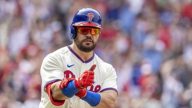 Kyle Schwarber de los Filis de Filadelfia tras batear un jonrón contra los Medias Rojas de Boston, el domingo 7 de mayo de 2023, en Filadelfía. (AP Foto/Laurence Kesterson)