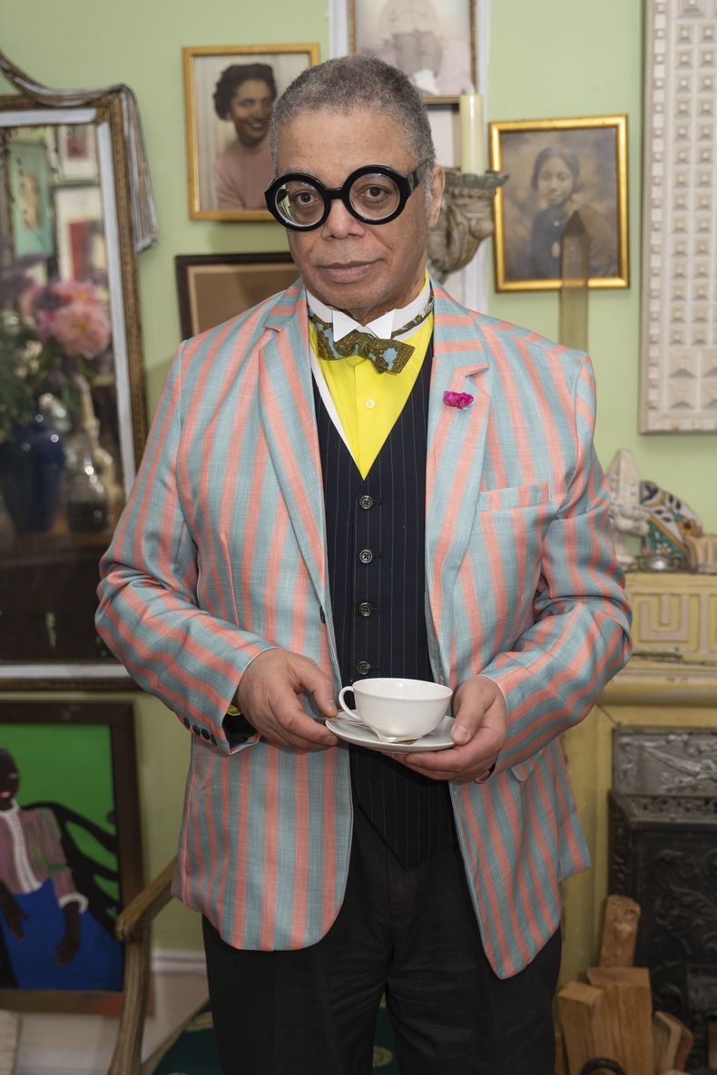 El historiador cultural y arquitectónico Michael Henry Adams posa para un retrato el jueves 1 de mayo de 2025, en Nueva York. (Foto AP/Gary Gerard Hamilton)