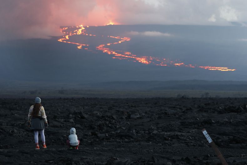 La erupción del volcán Mauna Loa en Hawai el 29 de noviembre de 2022. (AP foto/Marco Garcia)
