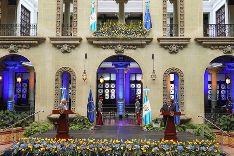 El presidente de la Comisión Europea, Antonio Costa, a la izquierda, y el presidente de Guatemala, Bernardo Arévalo, durante una conferencia de prensa, el miércoles 20 de mayo de 2026, en el Palacio Nacional en Ciudad de Guatemala. (AP Foto/Moises Castillo)