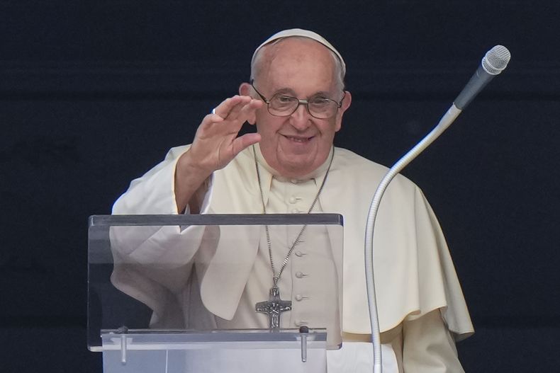 El papa Francisco saluda desde la ventana de su oficina sobre la Plaza de San Pedro, Ciudad del Vaticano, el 29 de junio de 2023, festividad de San Pedro y San Pablo. (AP Foto/Andrew Medichini)