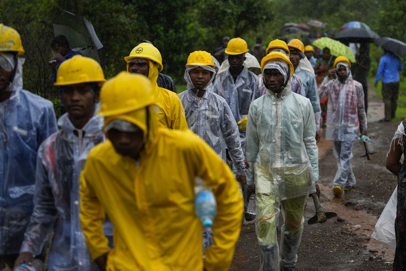 Los rescatistas en el distrito Raigad en el estado Maharashtra, India, el 20 de julio de 2023. (Foto AP /Rafiq Maqbool)