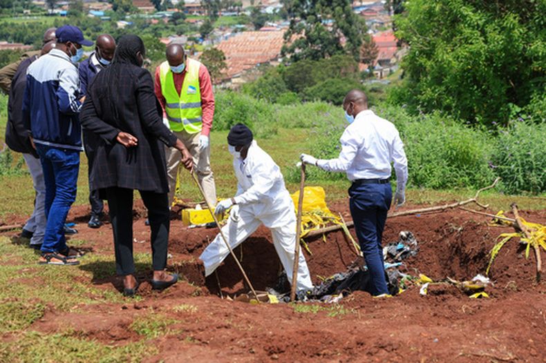 Trabajadores investigan la fosa común hallada en Kericho, Kenia, el 26 de marzo del 2026. (AP foto/Andrew Kasuku)