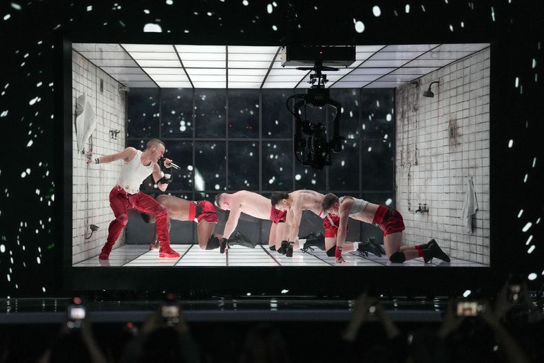 Olly Alexander de Reino Unido interpreta la canción Dizzy durante el ensayo general de la primera semifinal del Festival de Eurovisión en Malmo, Suecia, el lunes 6 de mayo de 2024. (Foto AP/Martin Meissner)