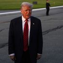 El presidente estadounidense Donald Trump habla con reporteros antes de abordar el Air Force One en el Aeropuerto Internacional Lehigh Valley, el domingo 3 de agosto de 2025, en Allentown, Pensilvania. (AP Foto/Julia Demaree Nikhinson)