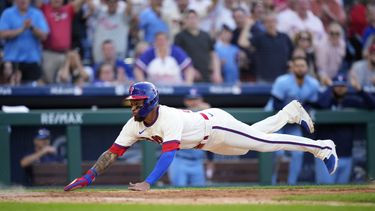 El panameño Edmundo Sosa, de los Filis de Filadelfia, se lanza para anotar la carrera del triunfo ante los Azulejos de Toronto, el miércoles 10 de mayo de 2023 (AP Foto/Matt Slocum)