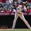 El japonés Shohei Ohtani, de los Angelinos de Los Ángeles, rompe el bate al conectar un sencillo ante los Atléticos de Oakland, el jueves 27 de abril de 2023 (AP Foto/Mark J. Terrill)