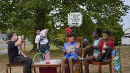 Niños del vecindario se reúnen para vender limonada y papas fritas, el martes 17 de septiembre de 2024, en Springfield, Ohio. Algunos no pudieron ir a la escuela debido a amenazas de bomba y, si eso vuelve a suceder, planean estar en la esquina con Kool-Aid y papas fritas nuevamente mañana. (Foto AP/Carolyn Kaster)