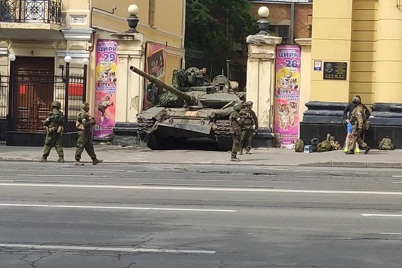 En esta imagen tomada de un video, un vehículo blindado ruso, en una calle en Rostov del Don, Rusia, el 24 de junio de 2023. (AP Foto)