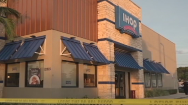 cliente ataca violentamente a un camarero de un restaurante ihop de north miami