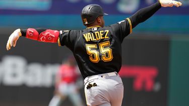 Esmerlyn Valdez, de los Piratas de Pittsburgh, extiende los brazos mientras corre las bases luego de batear un jonrón en la sexta entrada del juego de béisbol de Grandes Ligas contra los Guardianes de Cleveland, el sábado 18 de julio de 2026, en Cleveland. (AP Foto/Sue Ogrocki)