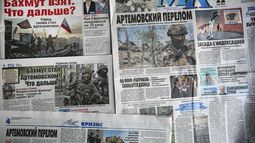 Periódicos rusos del 22 de mayo de 2023 destacando la captura de la ciudad ucraniana de Bájmut, en Moscú, Rusia. (Foto AP/Alexander Zemlianichenko)