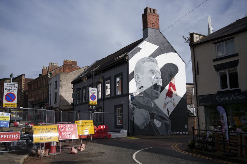 Un mural del delantero estrella del club de fútbol Wrexham, Paul Mullin, en el centro de Wrexham, Gales, el lunes 7 de octubre de 2024. (Foto AP/Jon Super)