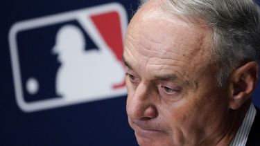 El comisionado de las Grandes Ligas Rob Manfred tras una reunión de los dueños de equipos, el jueves 16 de junio de 2013, en Nueva York. (AP Foto/John Minchillo)