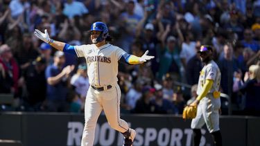 Eugenio Suárez, de los Marineros de Seattle, reacciona mientras recorre las bases después de batear jonrón con el que dejaron tendidos a los Piratas de Pittsburgh durante la 10ma entrada del juego de béisbol, el domingo 28 de mayo de 2023, en Seattle. Los Marineros ganaron 6-3. (AP Photo/Lindsey Wasson)