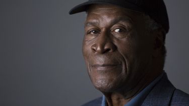 ARCHIVO - John Amos posa para un retrato el 11 de mayo de 2016 en Nueva York. Amos, quien interpretó al patriarca de la familia en la exitosa comedia de los años 1970 Good Times y obtuvo una nominación al Emmy por su papel en la miniserie de 1977 Roots, falleció. Tenía 84 años. (Foto Amy Sussman/Invision/AP, archivo)