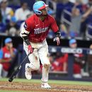El venezolano Luis Arráez, de los Marlins de MIami, corre al conectar un doble en el juego del sábado 3 de junio de 2023, ante los Atléticos de Oakland (AP Foto/Lynne Sladky)