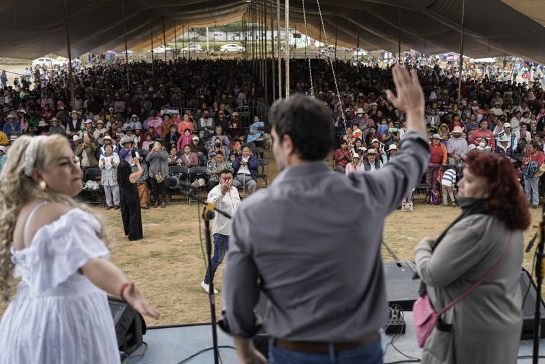 El aspirante presidencial Eduardo Verástegui saluda durante una manifestación para recolectar firmas que le permitan postularse como candidato independiente en las elecciones presidenciales de 2024 en San Bartolo del Valle, México, el viernes 10 de noviembre de 2023. El proyecto político de Verástegui, al que llama Dios, Patria y Familia, propone incorporar los valores cristianos al gobierno y atraer a los votantes más jóvenes. (Foto AP/Eduardo Verdugo)